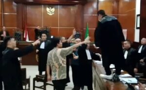 Kericuhan Razman di Ruang Sidang